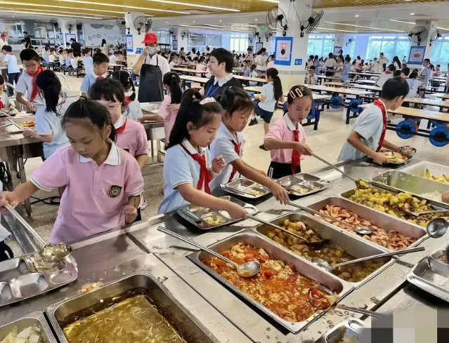 食堂自营变革落地学校之一初高中两个学