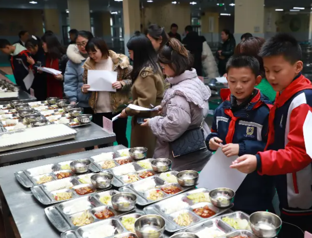 食堂自营变革落地学校之一初高中两个学段实施错峰就餐